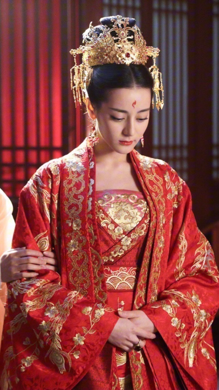 热巴 热巴的婚服,杨幂的婚服,唐嫣的婚服,都输给