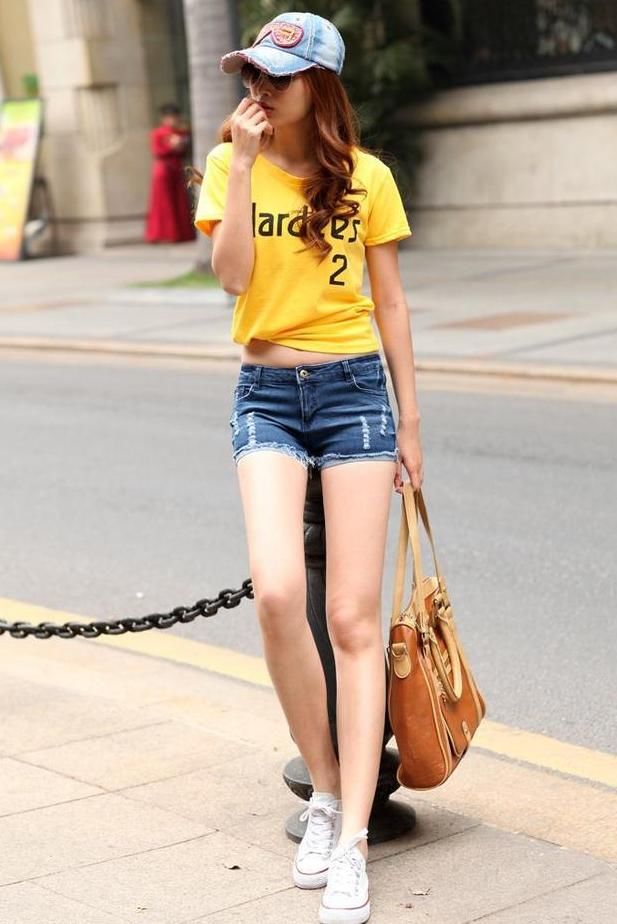 街拍高挑牛仔热裤美女，完美的大长腿纤细修长