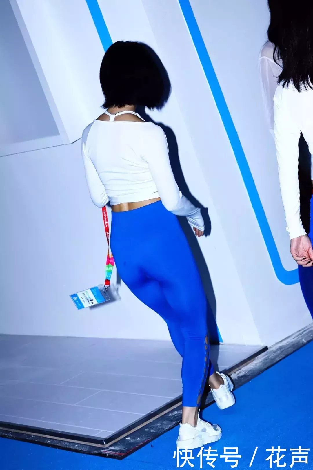 一群性感的紧身裤美女聚在一起，超养眼！