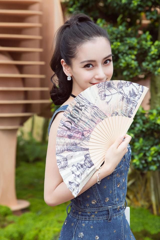  真的：Angelababy真的漂亮！穿牛仔刺绣长裙高挑纤细，看上去知性魅力