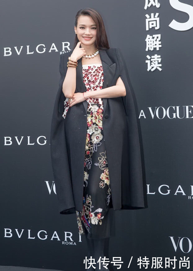 舒淇真敢穿，裙子开叉到大腿秀性感大长腿，性感迷人！