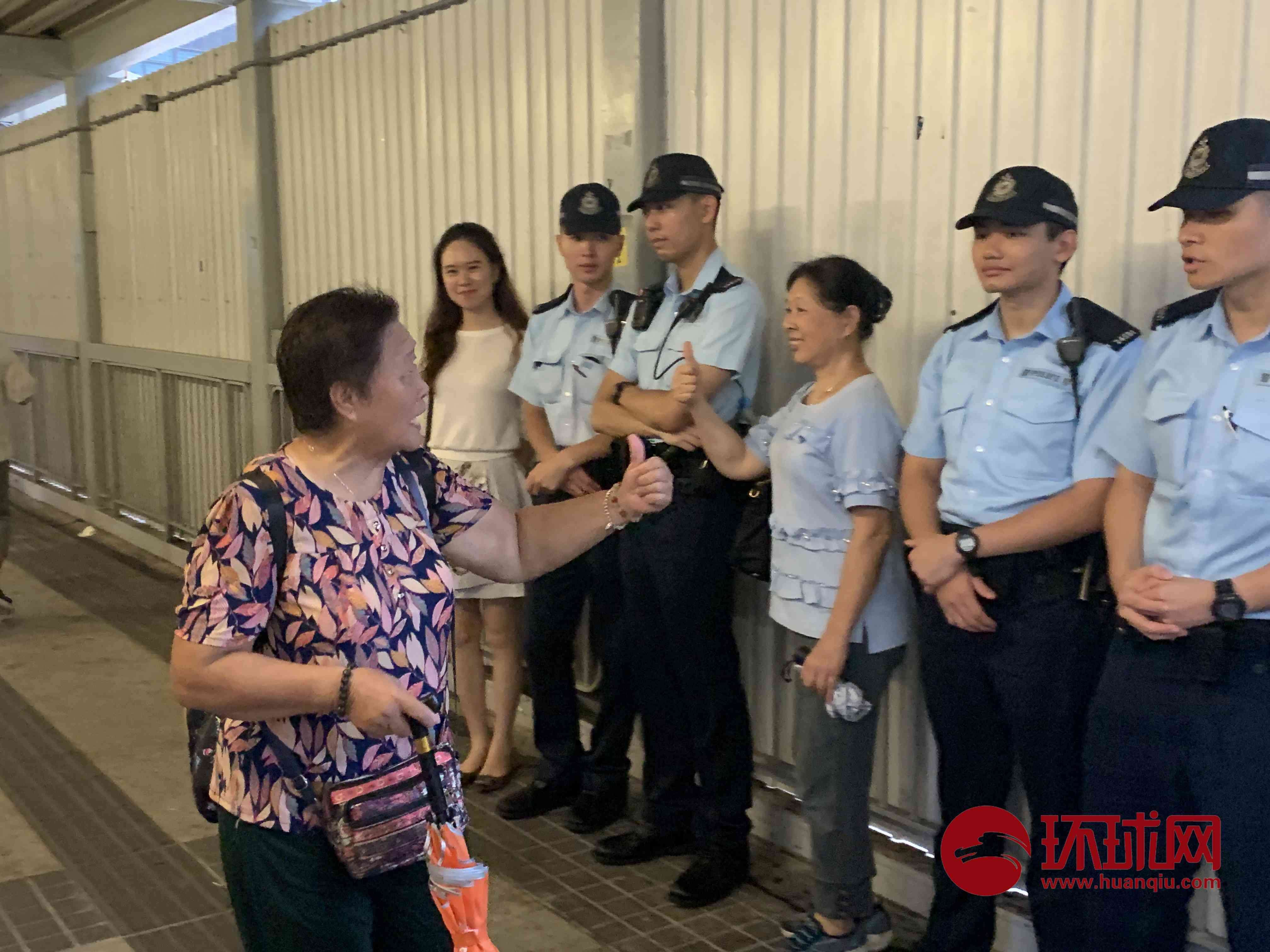 香港“反暴力、救香港”大集会结束，民众与执勤警察合影