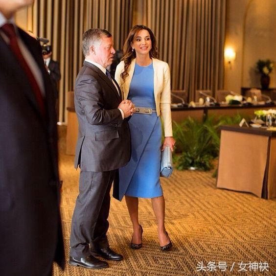 跟王室学职场着装，最美王后拉尼娅的时尚进化
