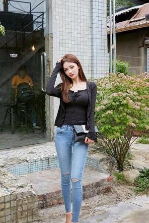 清新美女身穿吊带背心搭配牛仔裤，秀出漂亮的身材，非常有女人味