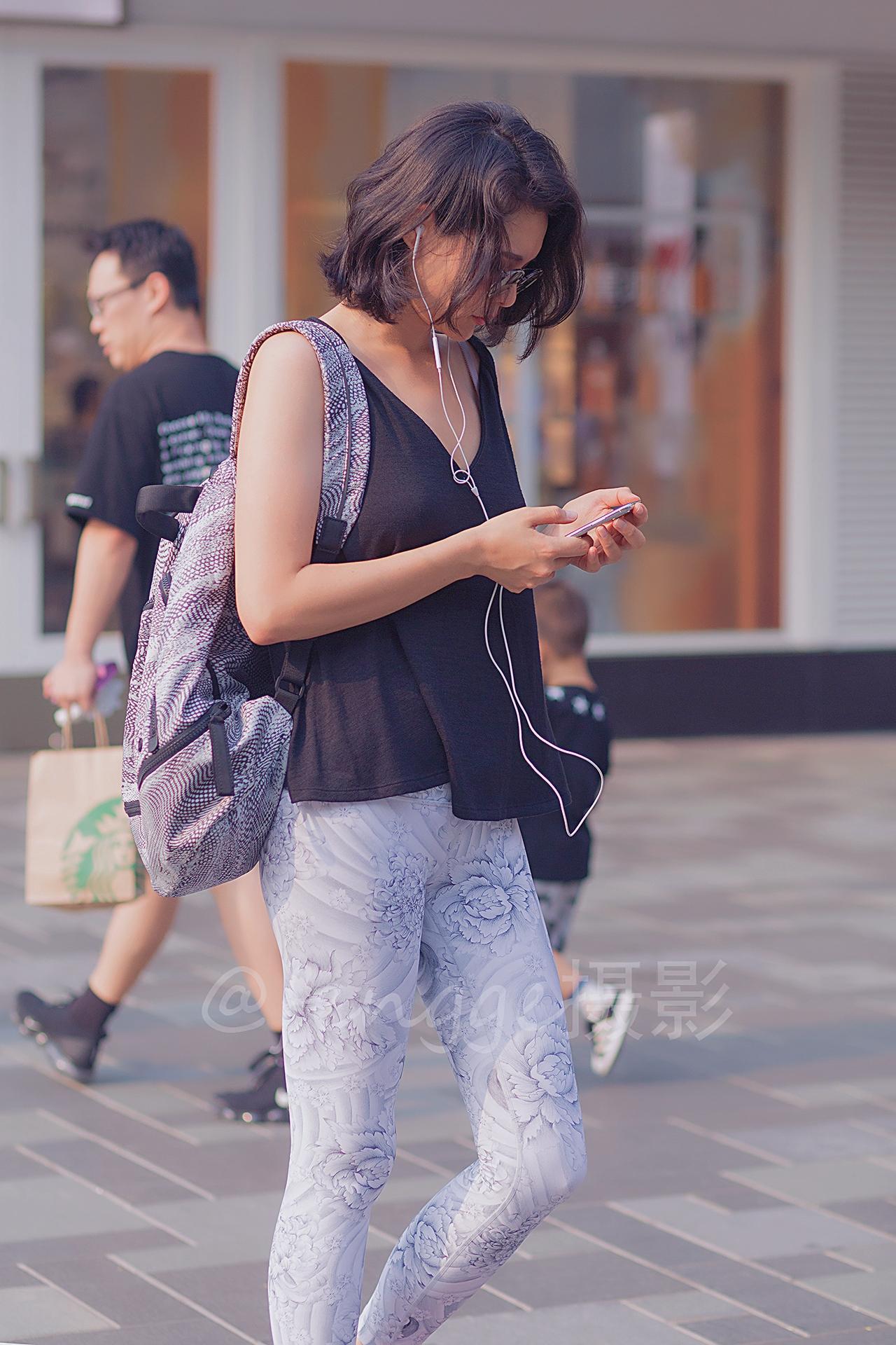 街拍: 这条白色印花紧身裤真特别, 从此再不用担心画风尴尬了
