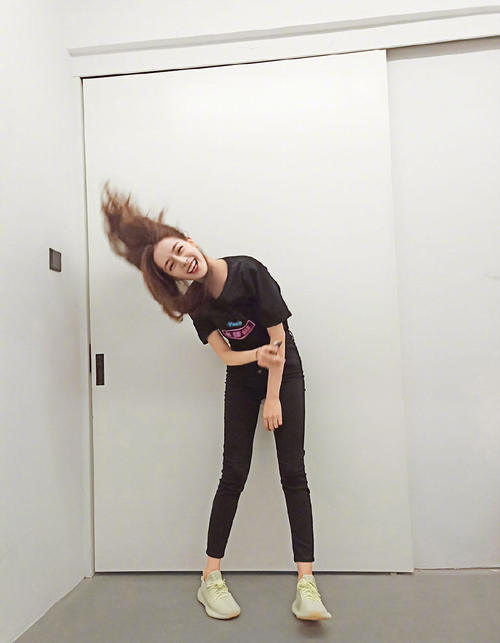 热巴铅笔裤秀美腿，放飞自我秒变“女逗比”，网友：颜值一般真撑