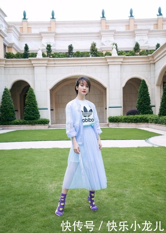  [美女]街拍：美女五官精致，穿淡蓝色的纱裙，隐约中透露着性感