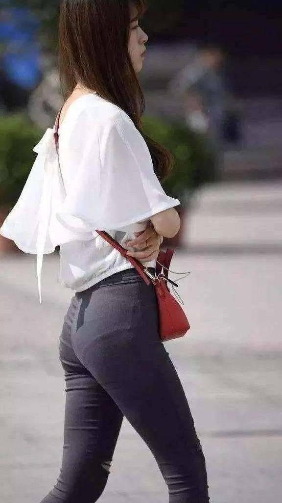 街拍：完美紧身裤美女，凸显有型的身材