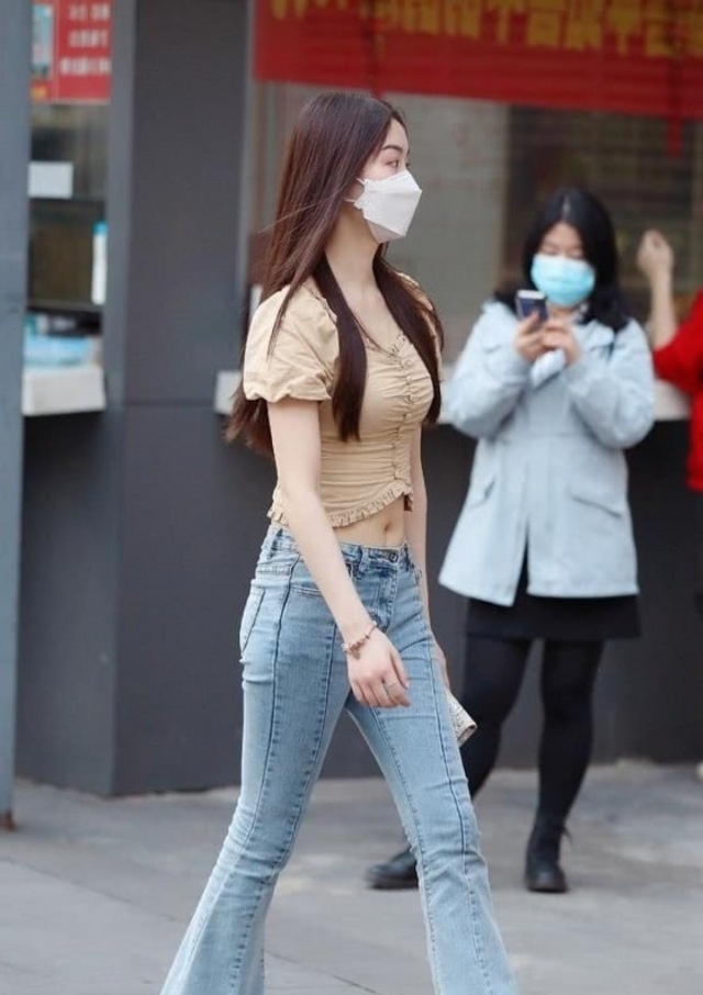 皮肤|街拍:嫩黄色非常显眼好看,把小姐姐的皮肤衬托得白里透红