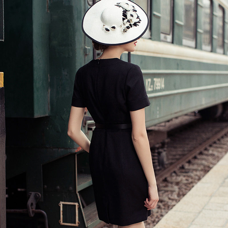 普通的连衣裙已经过时了，现巨流行这样的“殴版裙”，谁穿谁女神