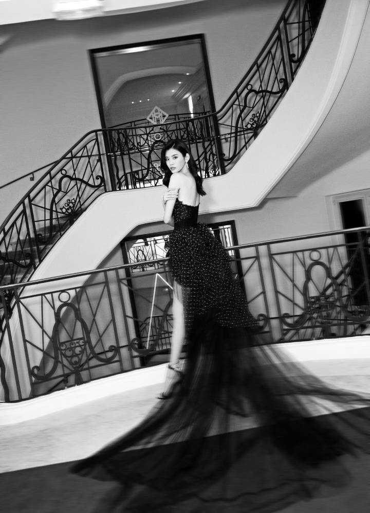 奚梦瑶的穿搭绝对是把秀长腿放在第一位，网友:有资本当然要秀!