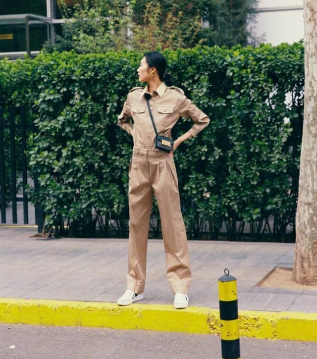 【衣品】刘雯衣品太高级,浅色牛仔夹克搭牛仔阔腿裤魅力四射,不愧是超模