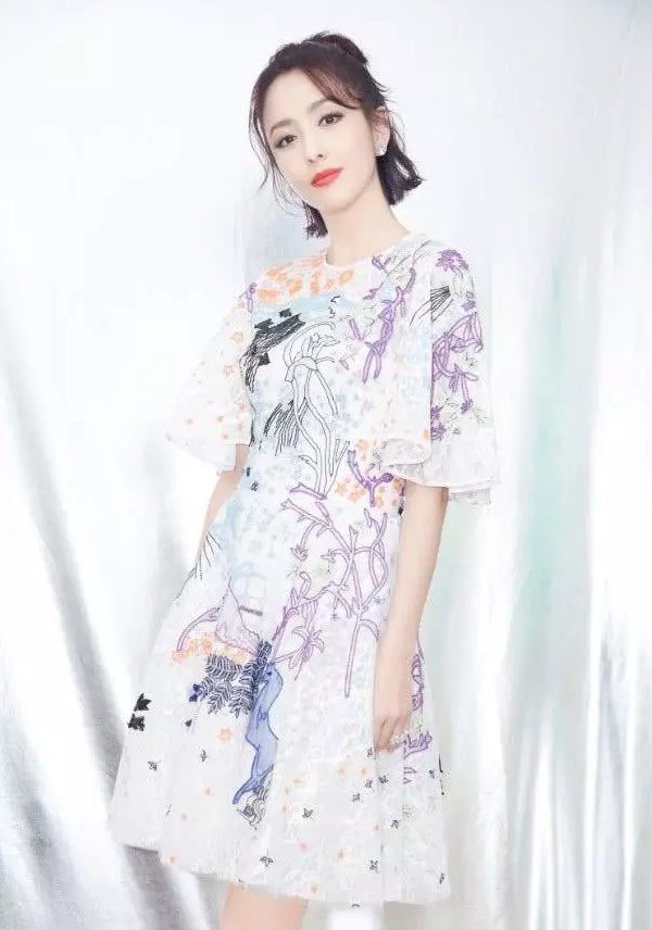 佟丽娅瘦出新高度，穿牛仔短裤凸显“筷子腿”,这有70斤吗?