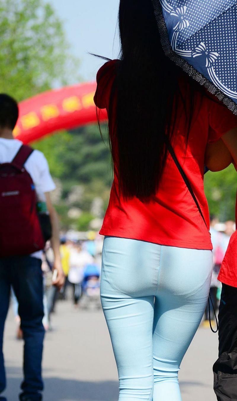 公园一角街拍:浅蓝色紧身裤苗条妹子，走路生风，气势十足!