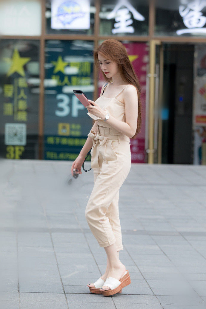 重庆街拍，大长腿美女的魅力穿搭风，时髦与性感并存!