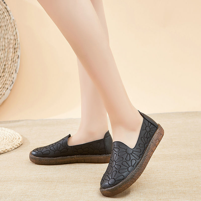 四五十岁女人别穿高跟鞋，新出炉一种“软秋鞋”，上脚轻盈又洋气