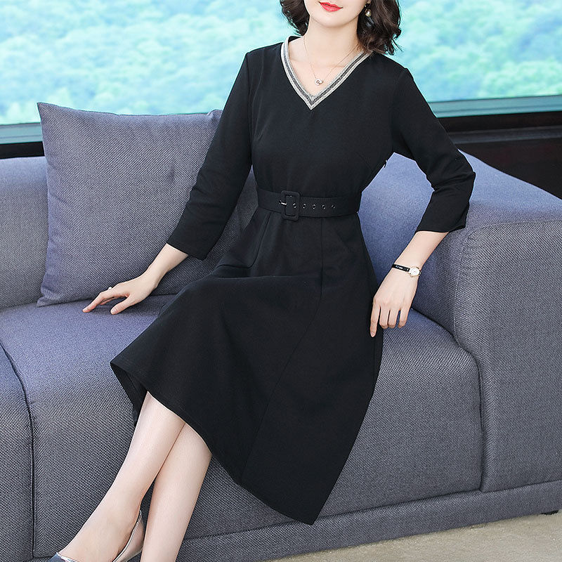 新发现8款秋裙，有点小贵，但56岁妈妈上身洋气美嫩，贵也值了