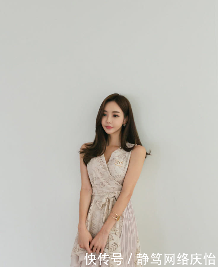  [米色]孙允珠：米色折叠飘叶夏末时节连衣裙！