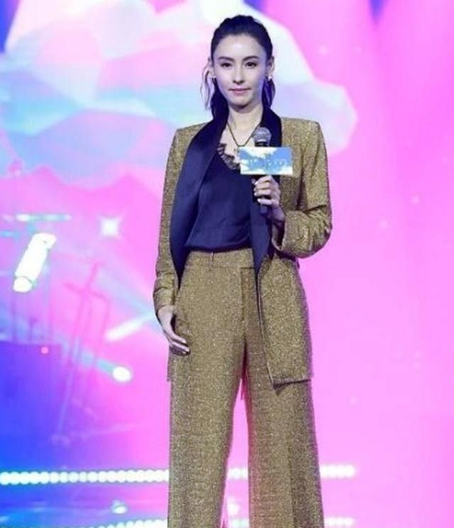 「造型设计」张柏芝放飞了?穿捆绑裙子秀性感,肚脐上栓项链,真看不懂的时尚
