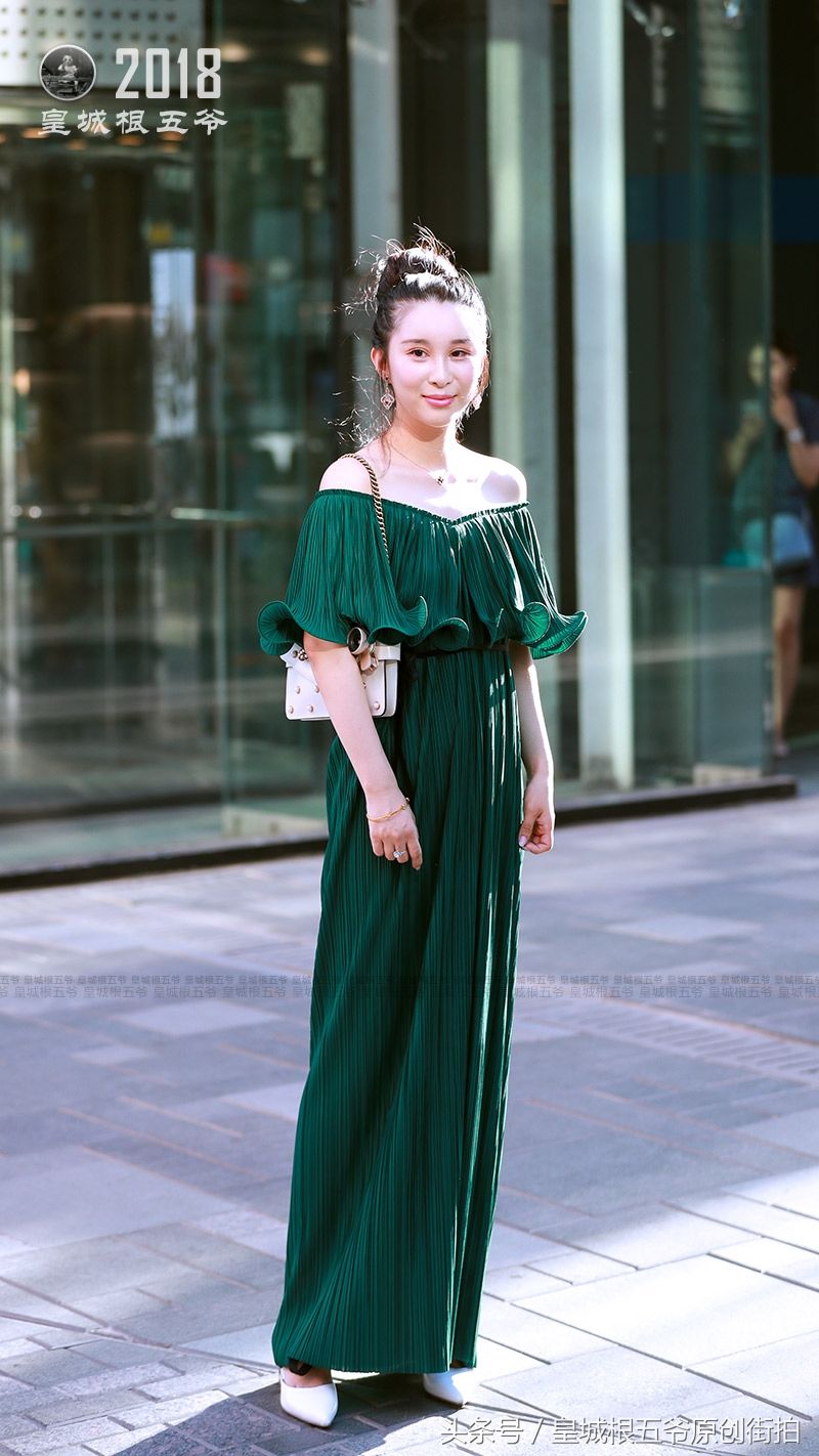 街拍:衣服与鞋子的搭配技巧，在炎热的夏季十分受女性喜欢