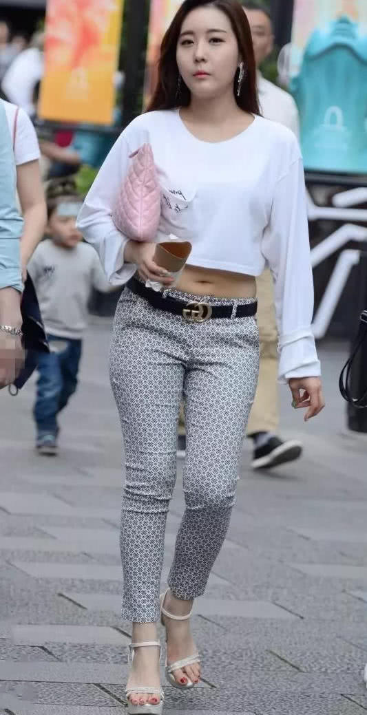 韩国小姐姐最爱吃美食，多出来的肉肉让紧身裤都裹不住了