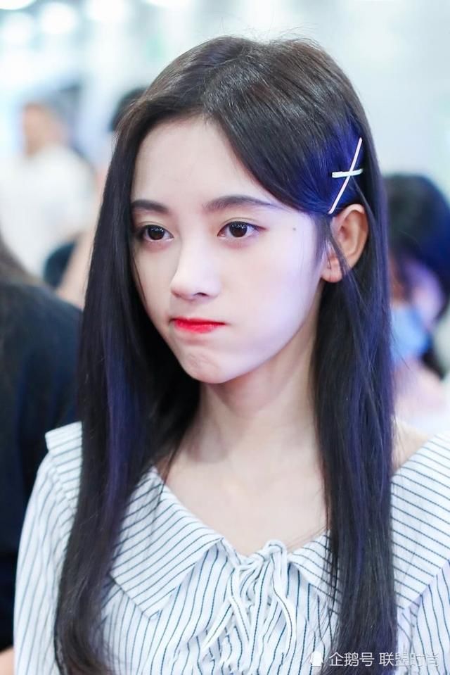 厉害呀鞠婧祎！一条4扣短裤穿出2米1大长腿，网友：这腿我服了！