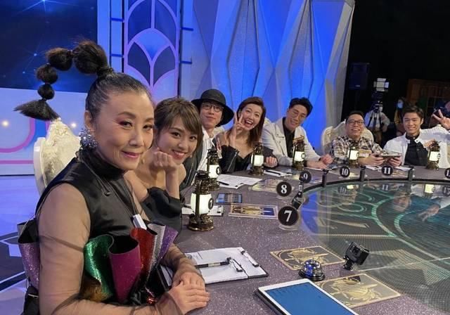  「修饰身材」汪明荃越来越敢穿，高领上衣搭配银色百褶裙，意外高级又减龄