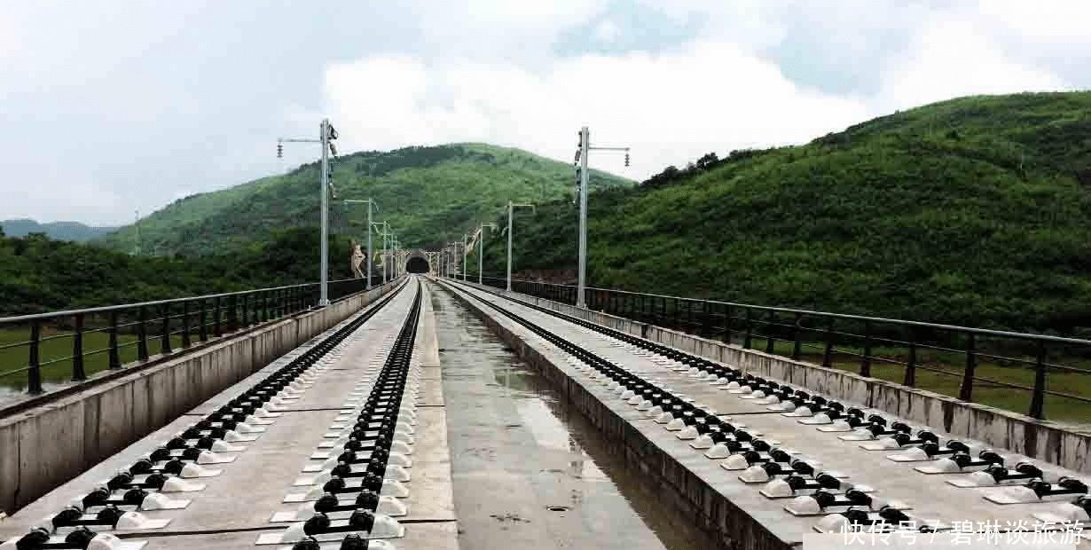  高铁：火车的轨道上为什么要铺碎石？而高铁却没有呢？有什么不