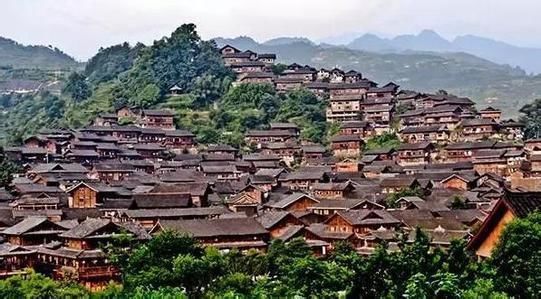 住宿住不起吃饭吃不起,停车给你玩套路,千户苗寨成下个“雪乡”