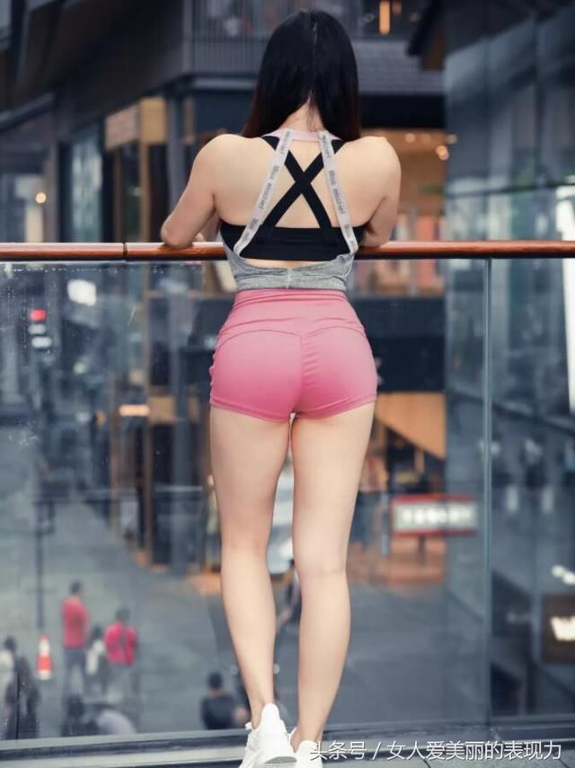 见过了破洞牛仔裤，但你见过破洞打底裤吗?时尚、个性、有魅力