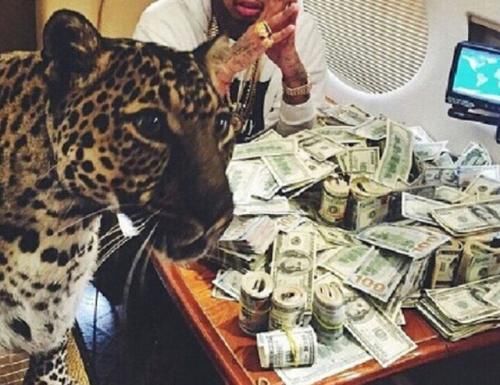 警方难敌墨西哥特种兵毒贩,收缴的武器可装备