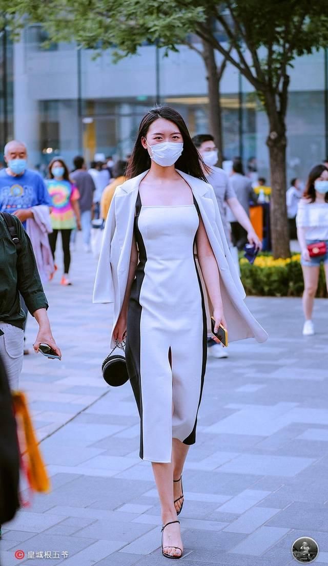  [更多]街拍：追寻时尚并不是一个非常快速的过程，相反它需要漫长的积累