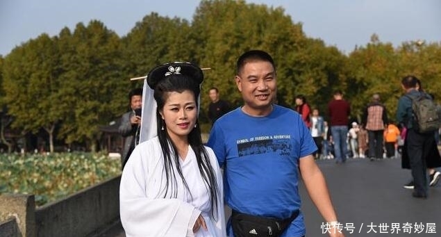 白娘子现身西湖断桥 游客争相与她合影 称这次没白来
