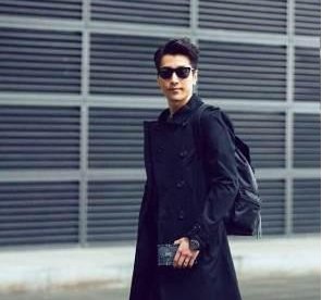 赵又廷晒最新街拍，帅翻四海八荒，网友这街拍范是跟高圆圆学的吗