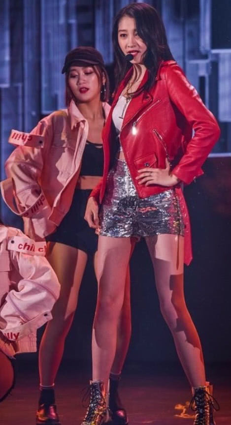 关晓彤豁出去了？裹胸露脐搭银皮短裤，这是衣品回归还是掉线？