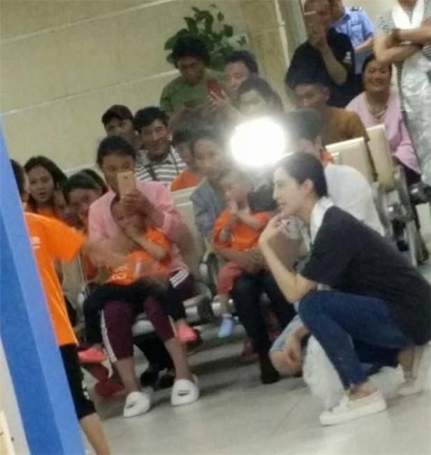 范冰冰探访患难儿童 疑似利用公益洗白 网友：先把阴阳合同说明白