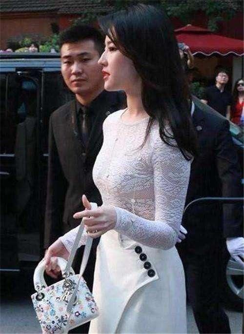 刘亦菲的镂空紧身衣穿出超性感身材，做她的保镖真幸福啊