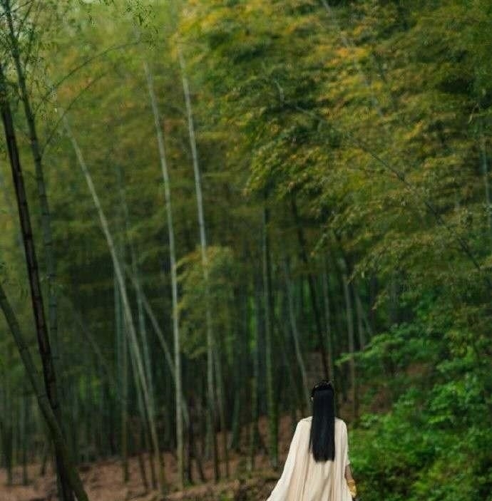 「上线」继《知否》后,赵丽颖终于带着新作《有翡》来了,阿翡即将上线