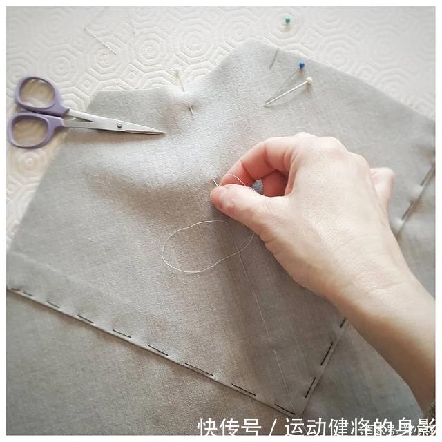「时髦」她喜欢把普通衣服的款式,给它重新设计,不仅看起来更时髦且高级