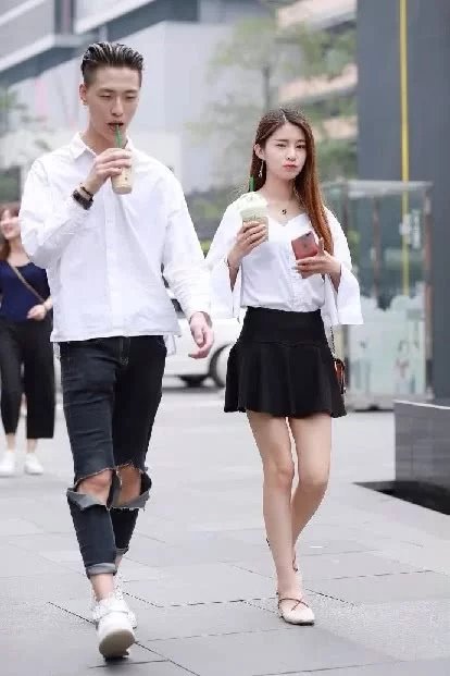 火辣迷人小姐姐，时尚穿搭牛仔超短裤大秀美腿诱惑