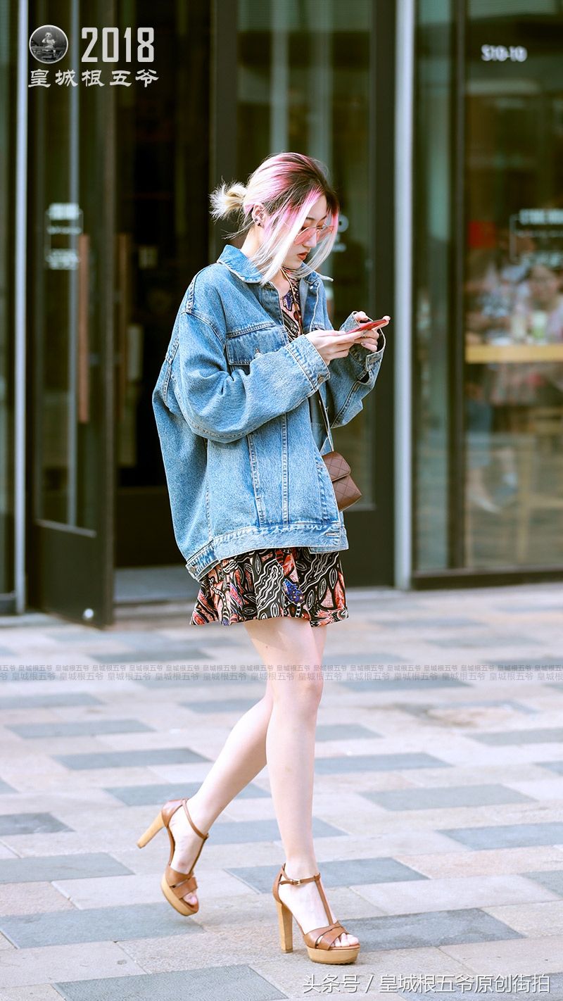 街拍:学会美女们的夏日穿搭，就能立马增加凉爽指数