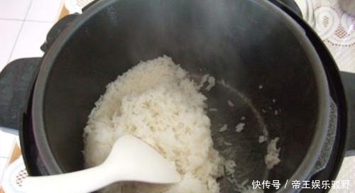 「粒粒」煮米饭,可不能直接放水煮!牢记3点,米饭软糯,粒粒分明