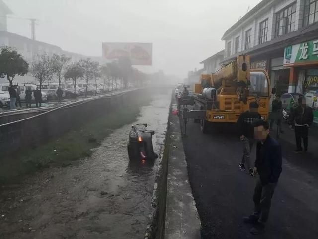  跟着：被坑惨！大清早司机跟着导航开车被带进河里...