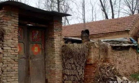 生活在农村手里有二十万，是在县城里买房还是存起来呢？该看看！