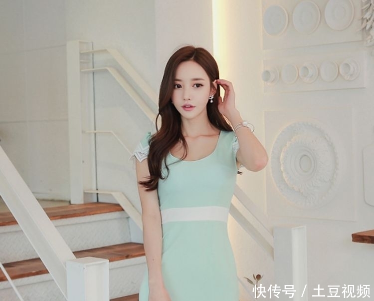 『显得』身形有致的紧身裙美女,显得高挑靓丽,养眼又上镜