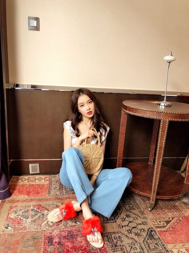 黄一琳真疯狂！全身上下只穿了件T恤就出门，网友：敢坐下吗？