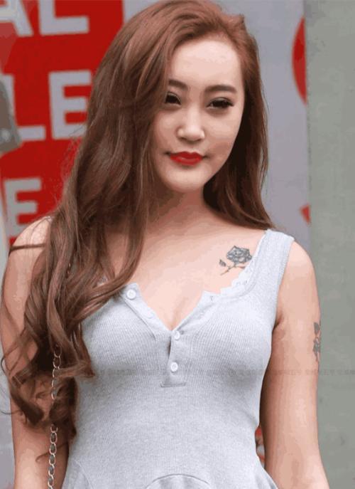 街拍美女:小姐姐肉色丝袜显身材, 野性纹身显魅力！