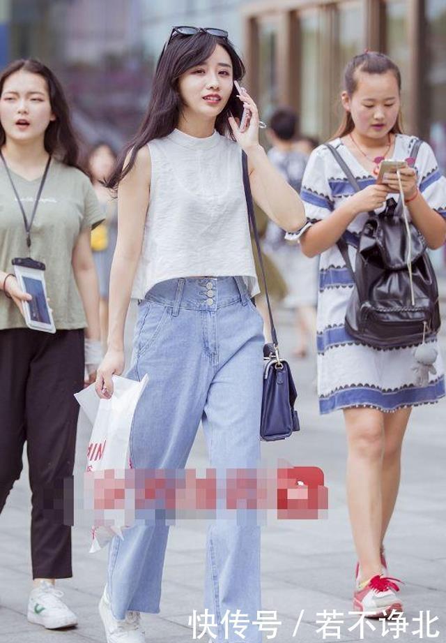 姑娘|路人街拍,姑娘身材丰腴,穿紧身牛仔裤,凹凸感根本藏不住