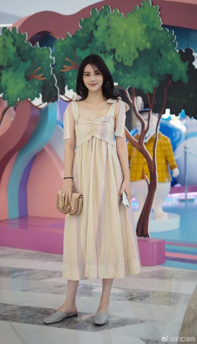 穿长裙就一定要穿高跟鞋？看了她们的搭配，你的认知或许会改变！