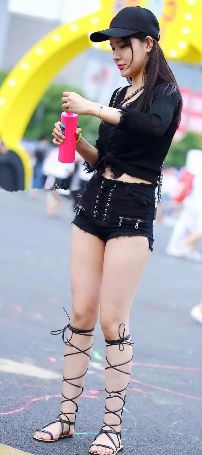 两个小姐姐一起出街，一个紧身裤一个短裤，闺蜜沦落到给她拍照的